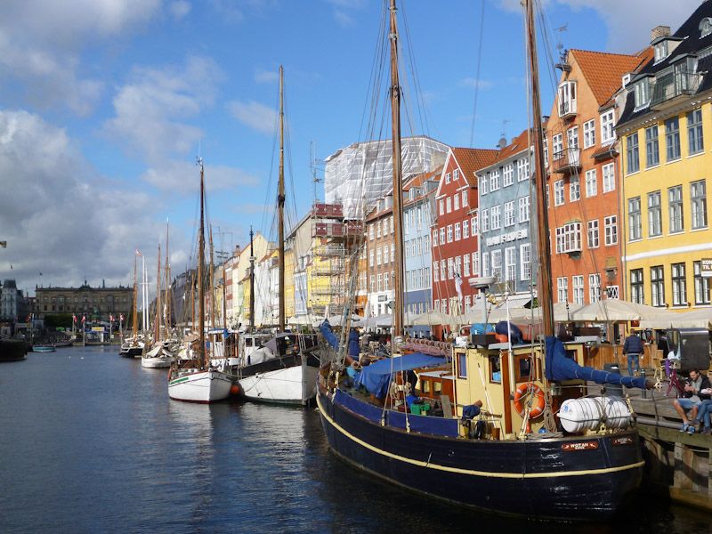 Das Muss in Kopenhagen: wir schlendern durch Nyhavn.