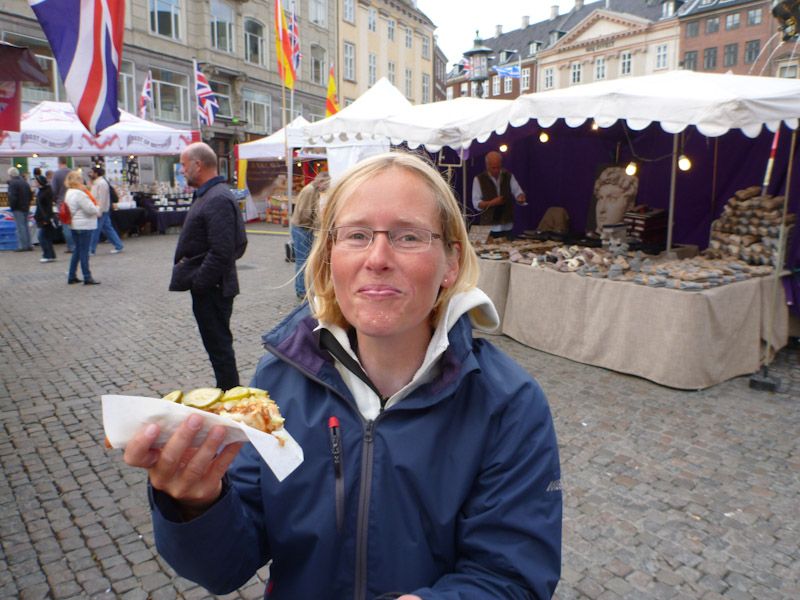 Silja bemüht sich beim Hot Dog Essen...