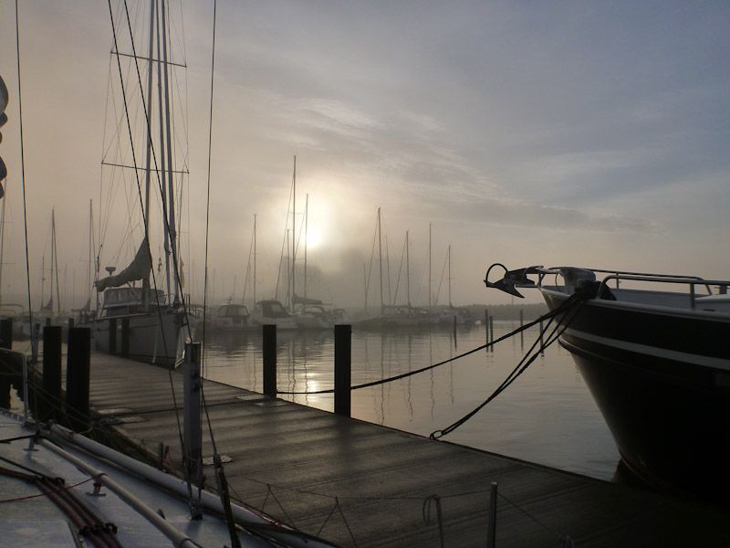 Wir verlassen Ystad am Morgen bei Nebel.