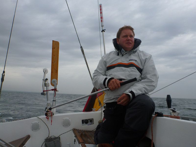 Kolja an der Pinne - endlich wieder segeln.