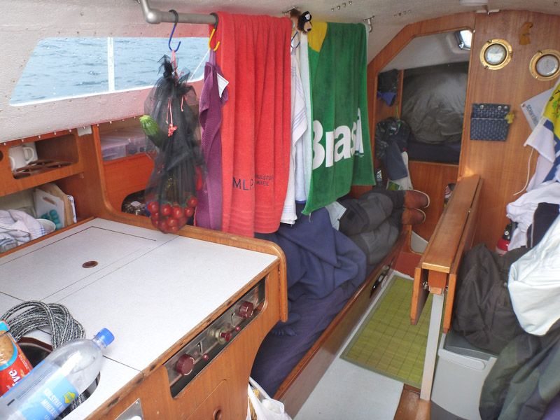 Blick unter Deck: Kolja macht ein Nickerchen.