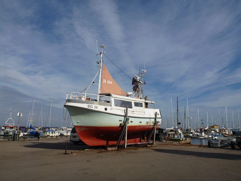 Der Kutter wird gleich ins Wasser geschubst.