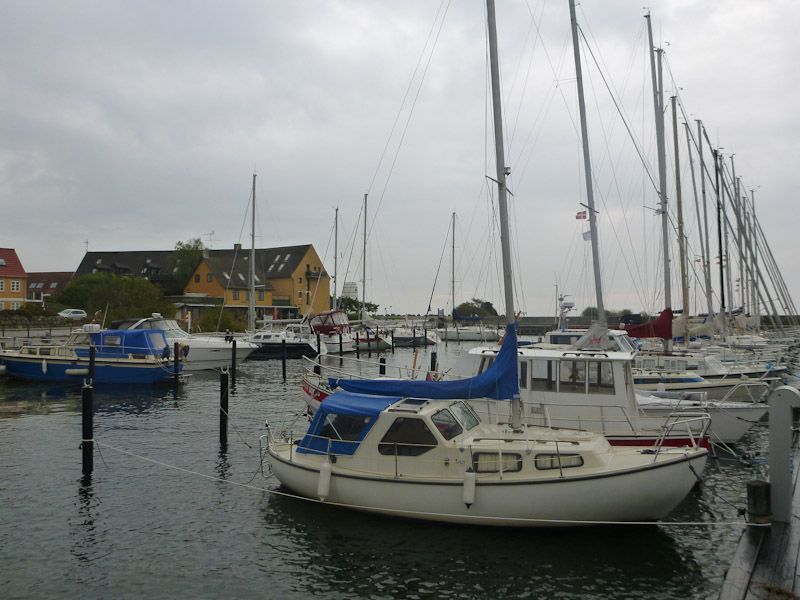 Im Hafen sind nur wenige Gastschiffe.