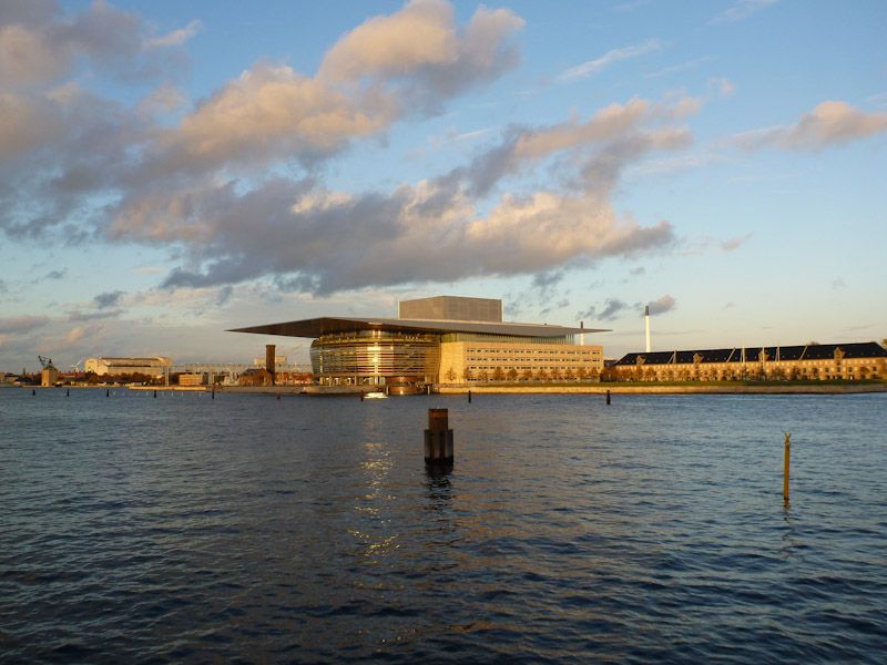 Die Oper in der Abendsonne.