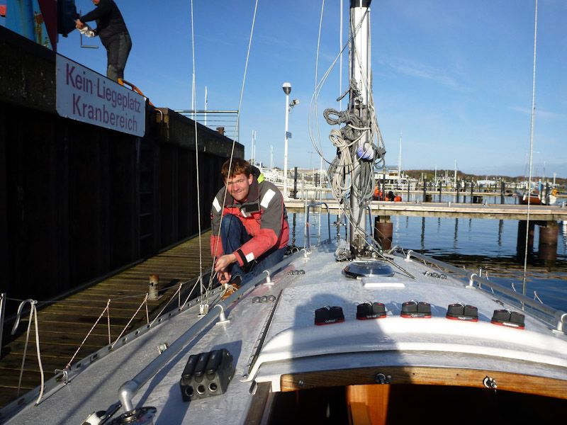 Die Sonne scheint und wir legen den Mast - Jan löst die Wanten.