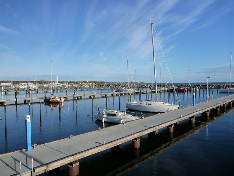 Ein paar wenige Schiffe sind noch im Hafen.