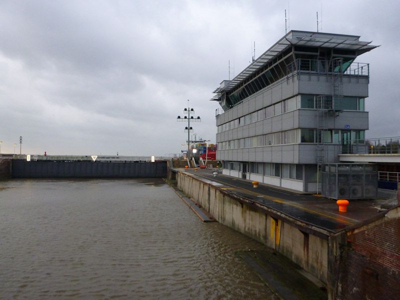 Wir machen einen Abstecher an die Westküste zur NOK-Schleuse: die neuere Schleuse mit der Zentrale.