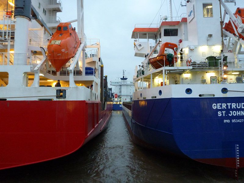 Ganz schön eng in der Schleusenkammer.
