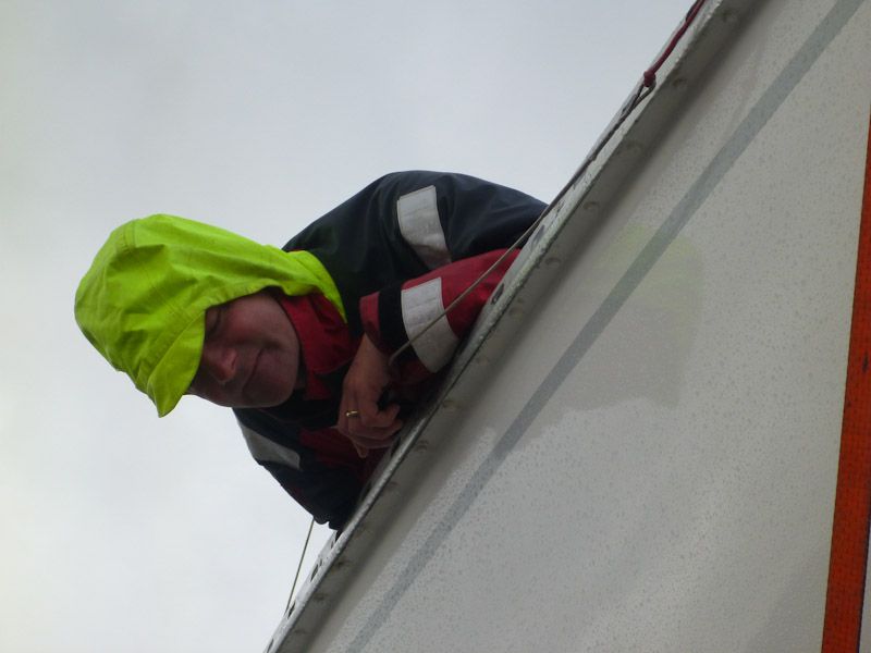 Jan linst von oben - das Ruder wird abmontiert.