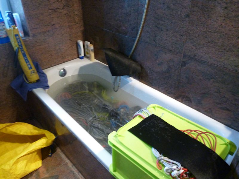 Und zu Hause wird das Bad entfremdet....die Tampen werden gebadet....