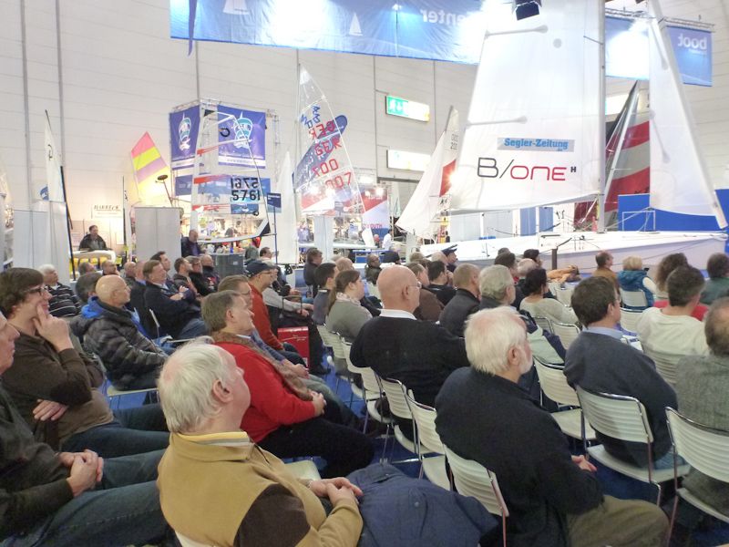 Vor einem interessierten Publikum.